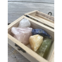 Schatkistje met ruwe stenen